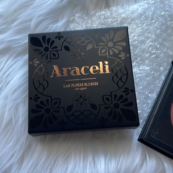 NIB Araceli Las Flores Blushes - Picture 2 of 5